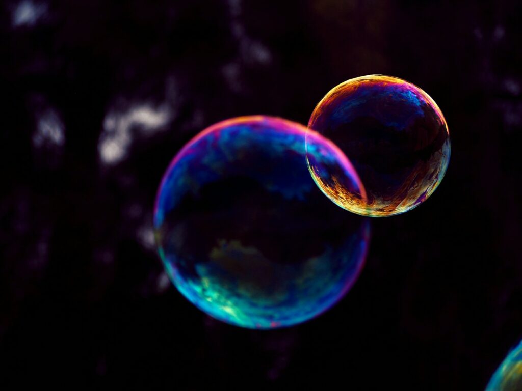 zeepbellen tegen donkere achtergrond - marc-sendra-martorell-2BrdNFxW0UY-unsplash
