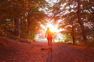 hardlopende vrouw in herfstbos - nathalie-desiree-mottet-lRKM2STBj14-unsplash