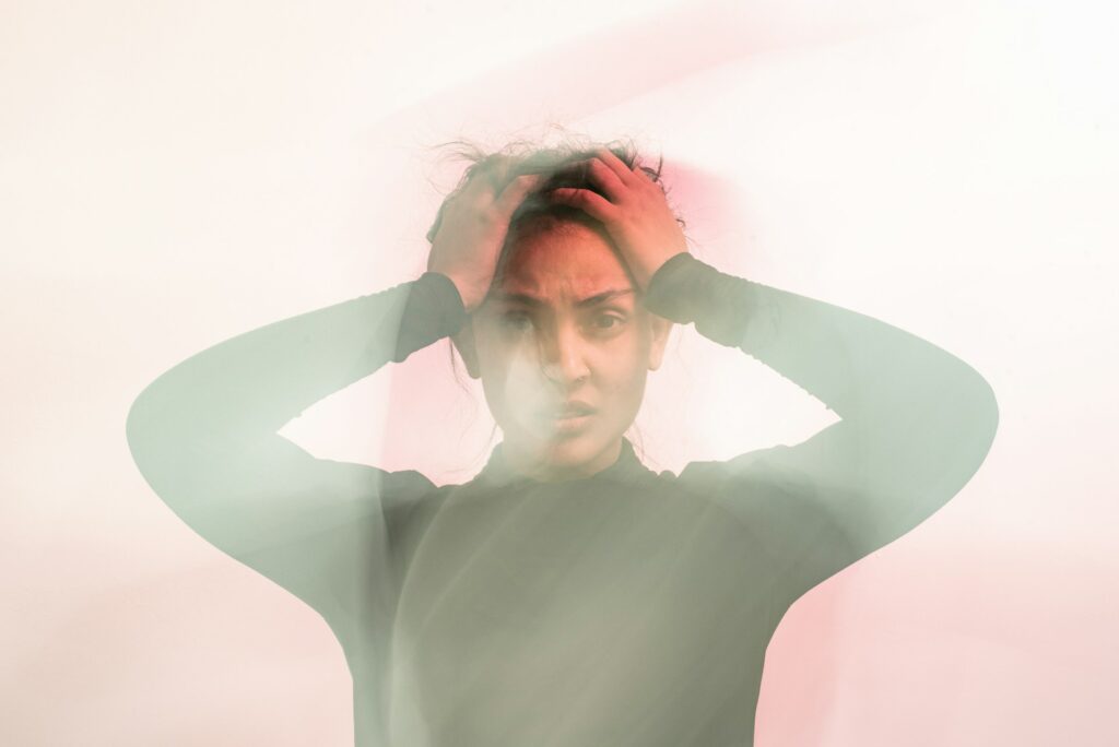 vrouw grijpt naar hoofd - uday-mittal-bwKtz4YVtmA-unsplash