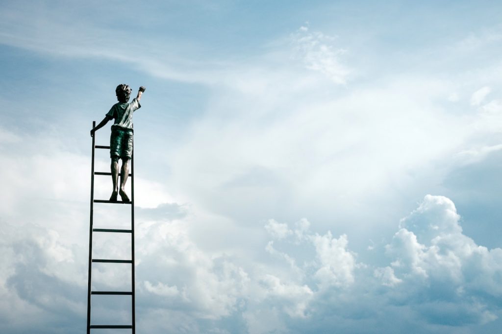 jongen op ladder in wolken - Photo by Samuel Zeller on Unsplash