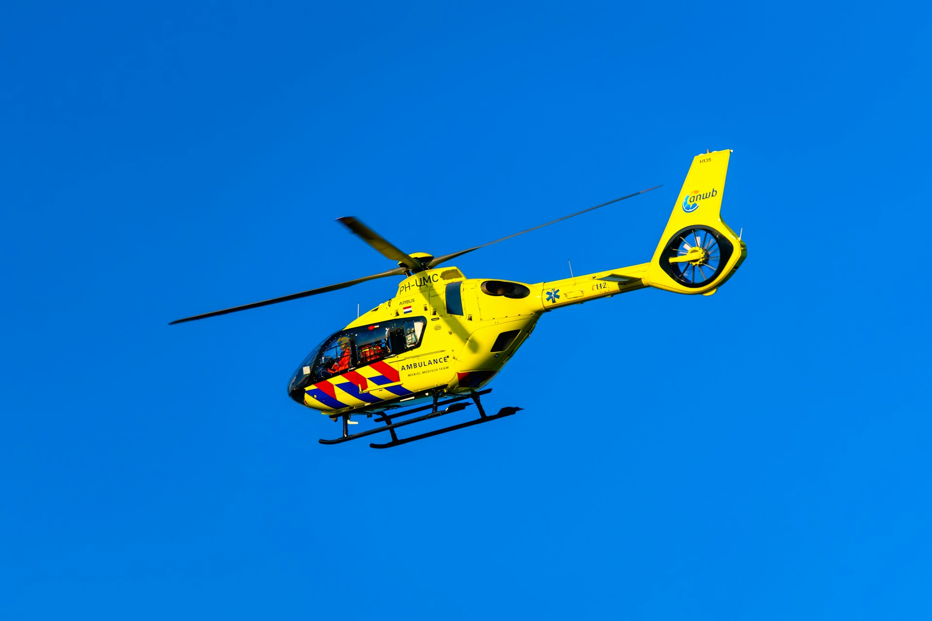 helikopter anwb in de blauwe lucht aron-marinelli-sQRGltwgkvw-unsplash