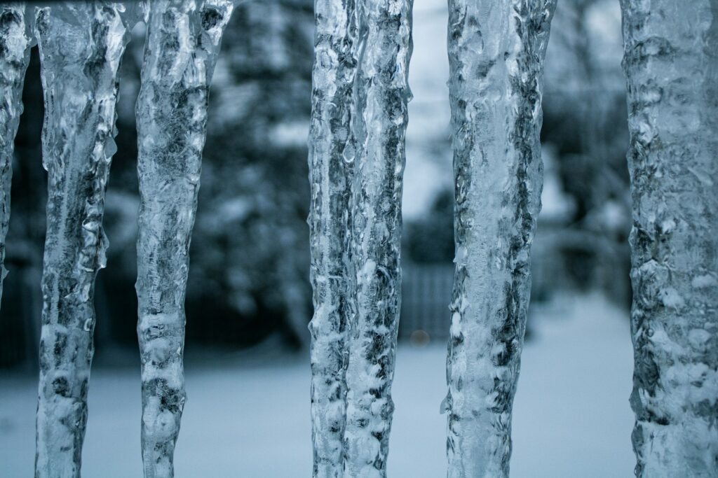 icicles jason-mayer-YojnoiU-Hj0-unsplash