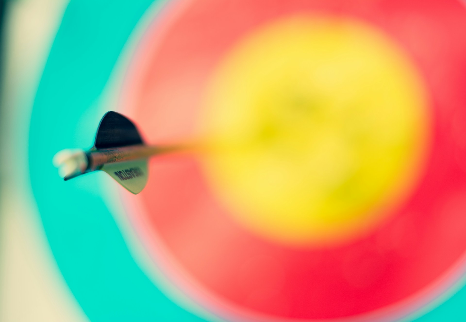 pijl in schietschijf rood geel groen onscherp ricardo-arce-cY_TCKr5bek-unsplash