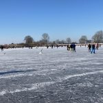 schaatsers op ijs