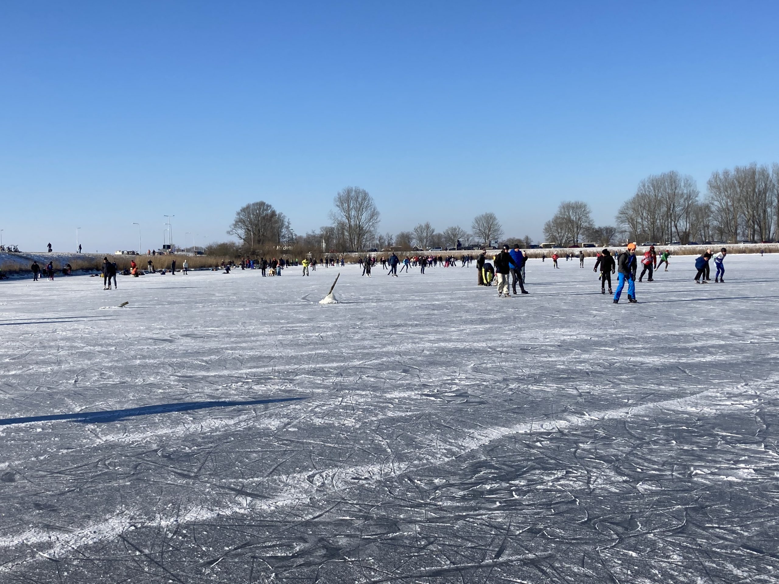 schaatsers op ijs