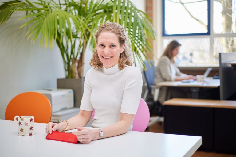 Maaike aan bureau