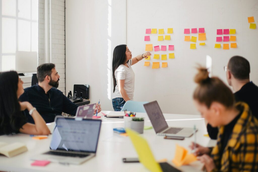 team aan het werk jason-goodman-Oalh2MojUuk-unsplash